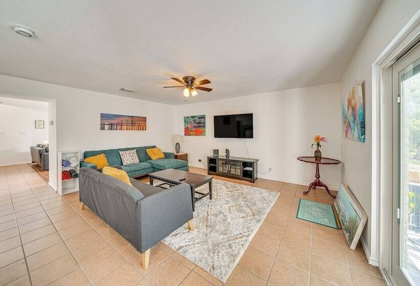 Spacious Home W/ Deck Near San Antonio Aquarium!