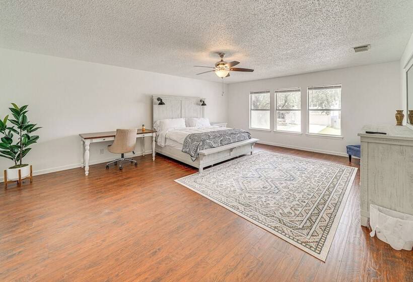 Spacious Home W/ Deck Near San Antonio Aquarium!