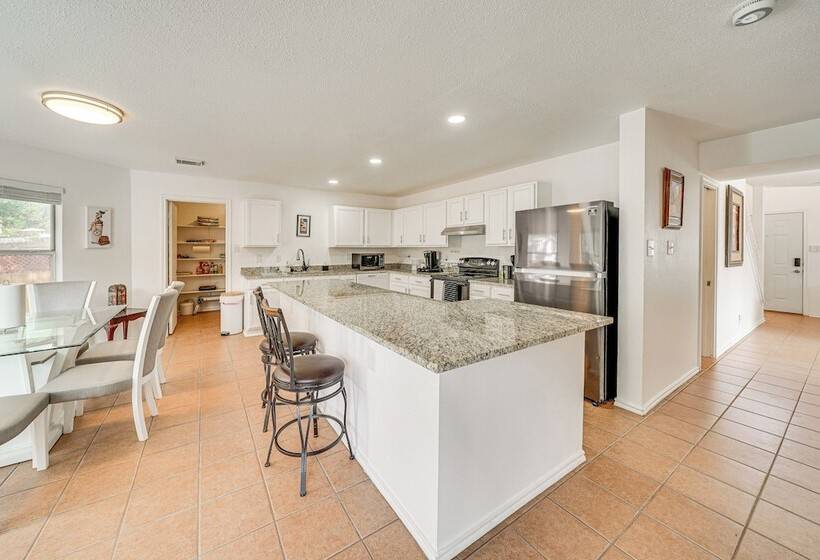 Spacious Home W/ Deck Near San Antonio Aquarium!