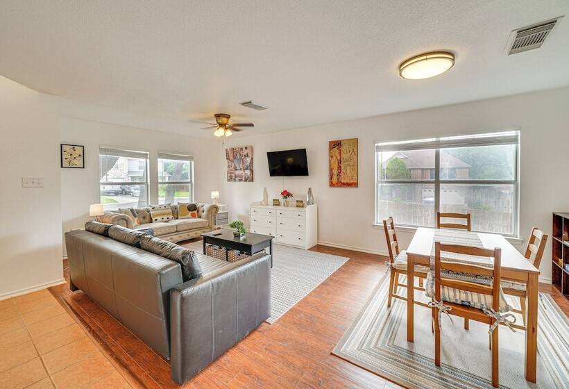 Spacious Home W/ Deck Near San Antonio Aquarium!