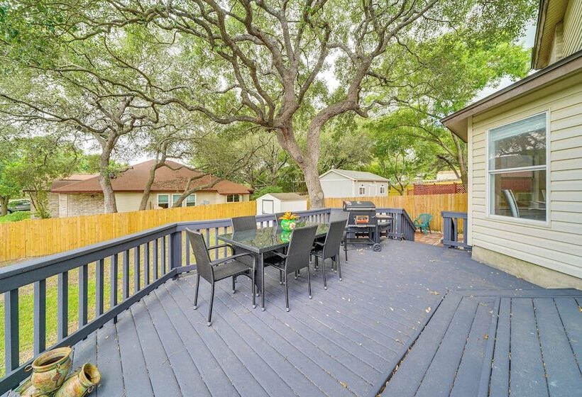 Spacious Home W/ Deck Near San Antonio Aquarium!