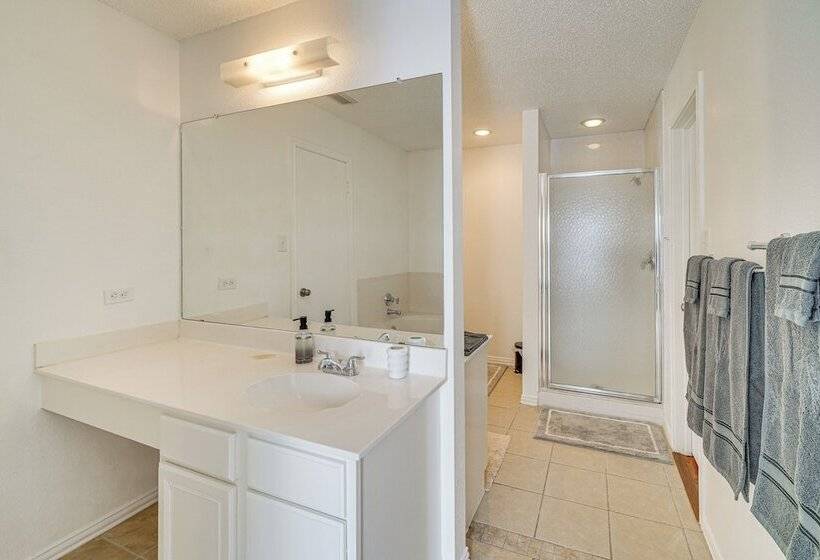 Spacious Home W/ Deck Near San Antonio Aquarium!