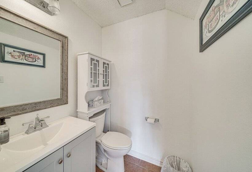 Spacious Home W/ Deck Near San Antonio Aquarium!