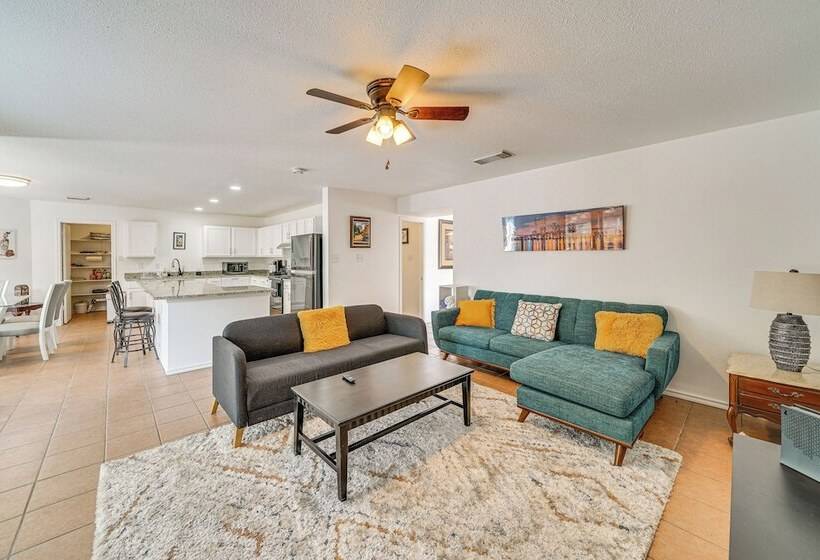 Spacious Home W/ Deck Near San Antonio Aquarium!