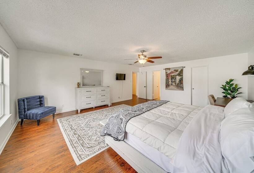 Spacious Home W/ Deck Near San Antonio Aquarium!