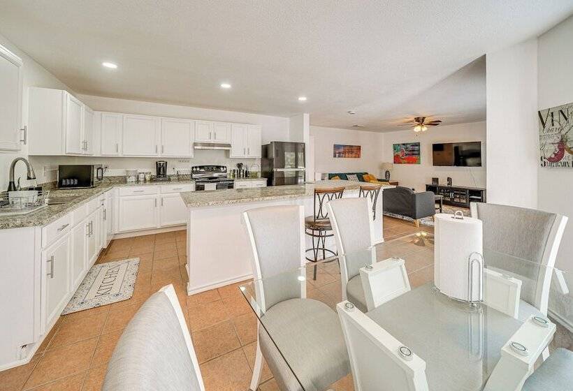 Spacious Home W/ Deck Near San Antonio Aquarium!