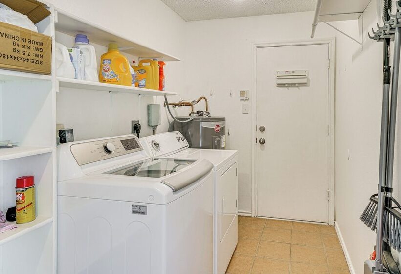 Spacious Home W/ Deck Near San Antonio Aquarium!