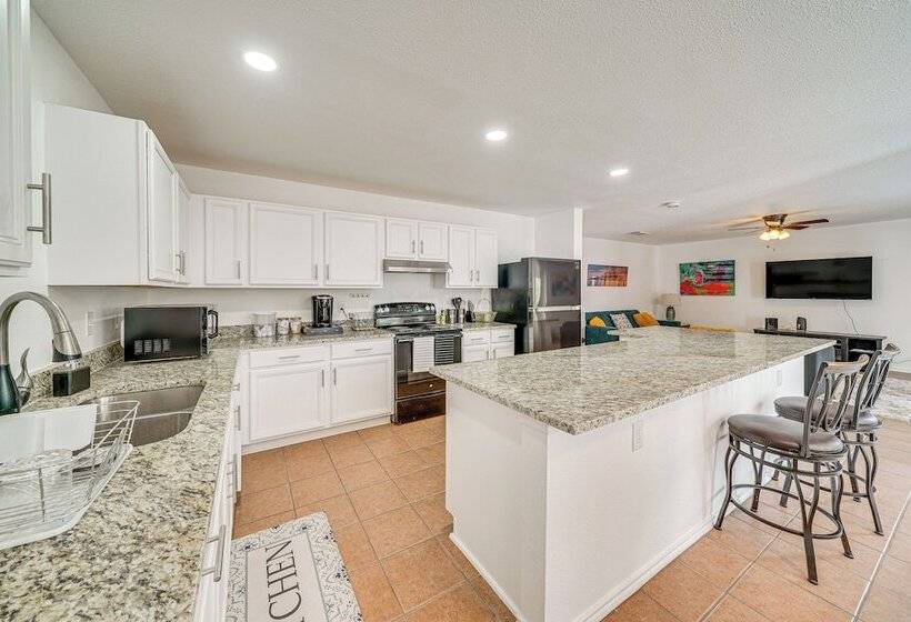 Spacious Home W/ Deck Near San Antonio Aquarium!