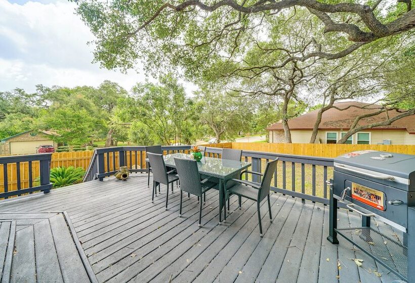 Spacious Home W/ Deck Near San Antonio Aquarium!