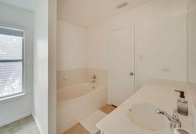 Spacious Home W/ Deck Near San Antonio Aquarium!