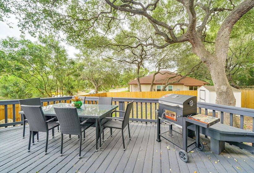 Spacious Home W/ Deck Near San Antonio Aquarium!