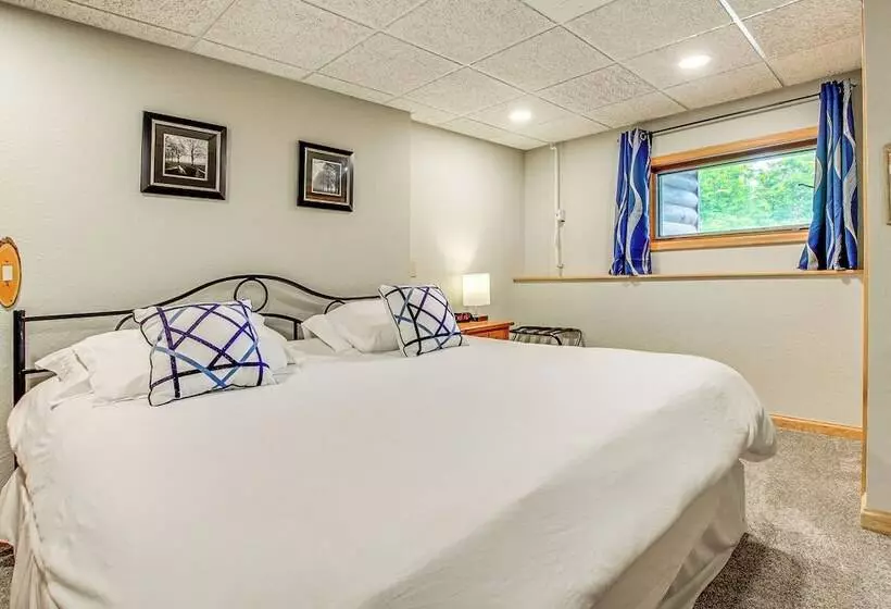 Waterfront Central Wisconsin Cabin W/ Indoor Pool!