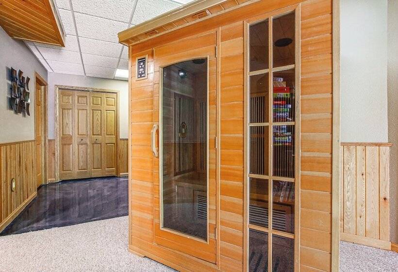 Waterfront Central Wisconsin Cabin W/ Indoor Pool!