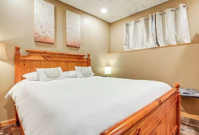 Waterfront Central Wisconsin Cabin W/ Indoor Pool!