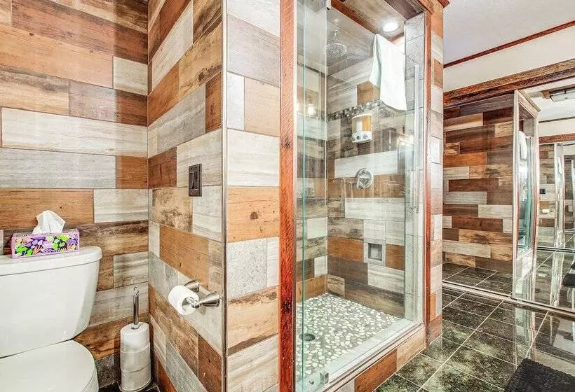 Waterfront Central Wisconsin Cabin W/ Indoor Pool!