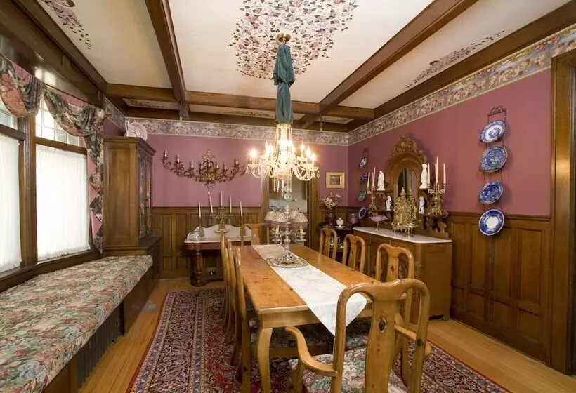 Aamiaismajoitus (B&B) The Victorian Tudor Inn