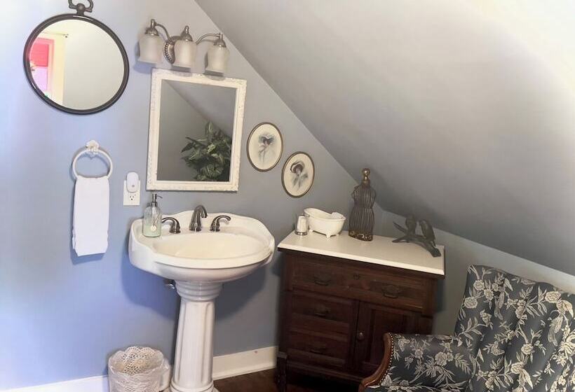 Benefield House Bed & Breakfast