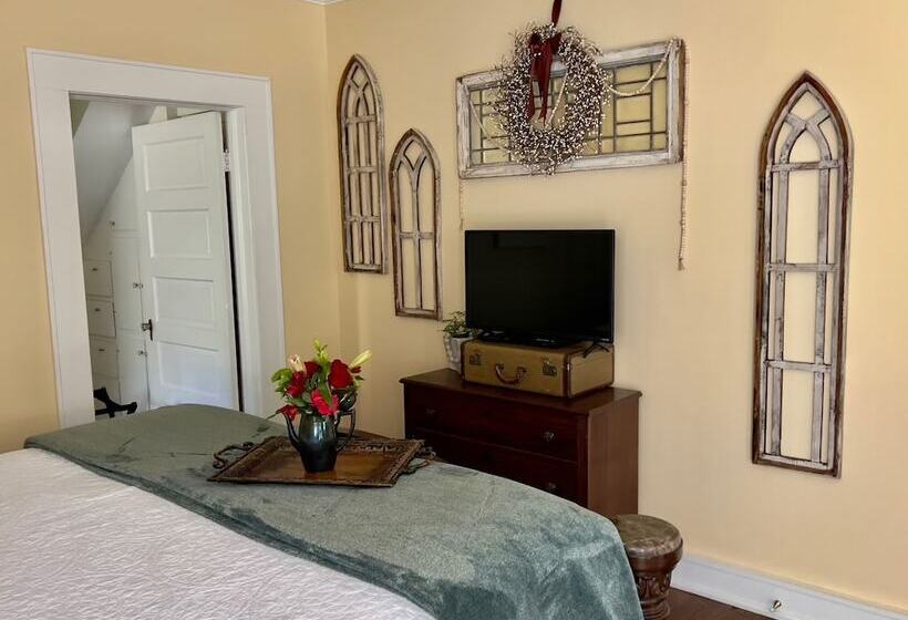 Benefield House Bed & Breakfast