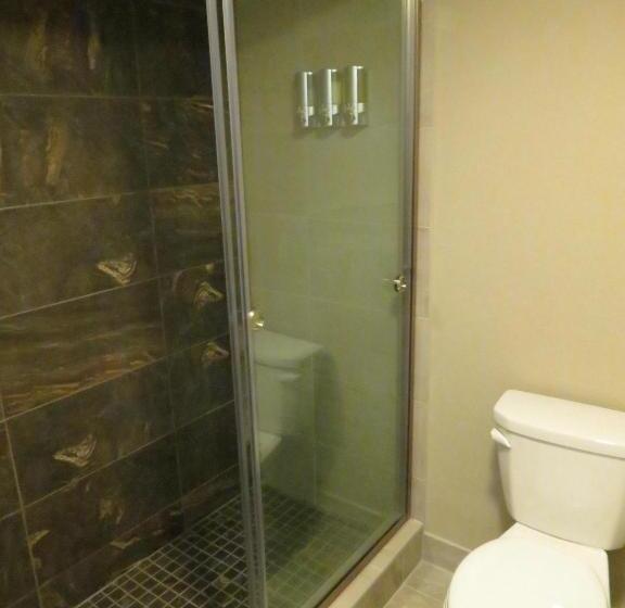 Edgewater Hotel And Suites