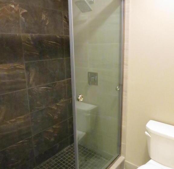 Edgewater Hotel And Suites