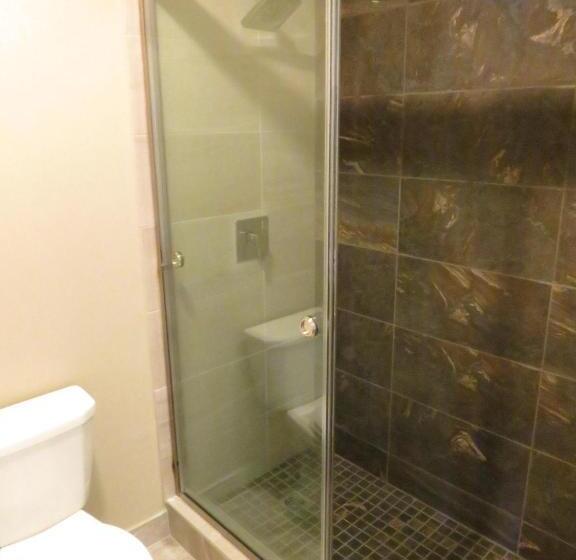 Edgewater Hotel And Suites