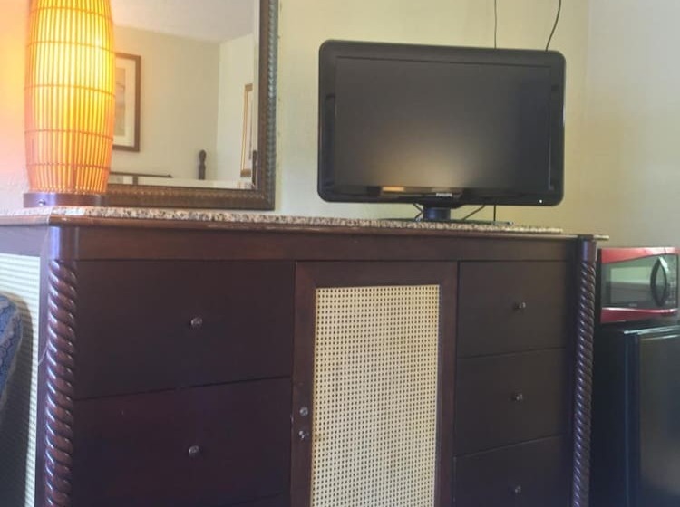 فندق على الطريق Maple Leaf Inn & Suites