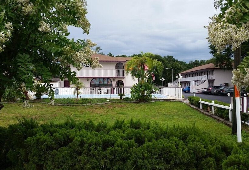 فندق على الطريق Maple Leaf Inn & Suites