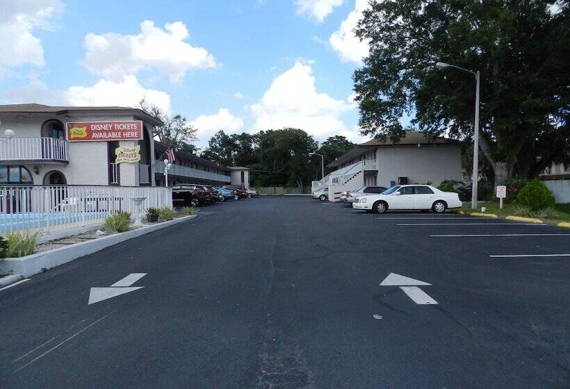 فندق على الطريق Maple Leaf Inn & Suites