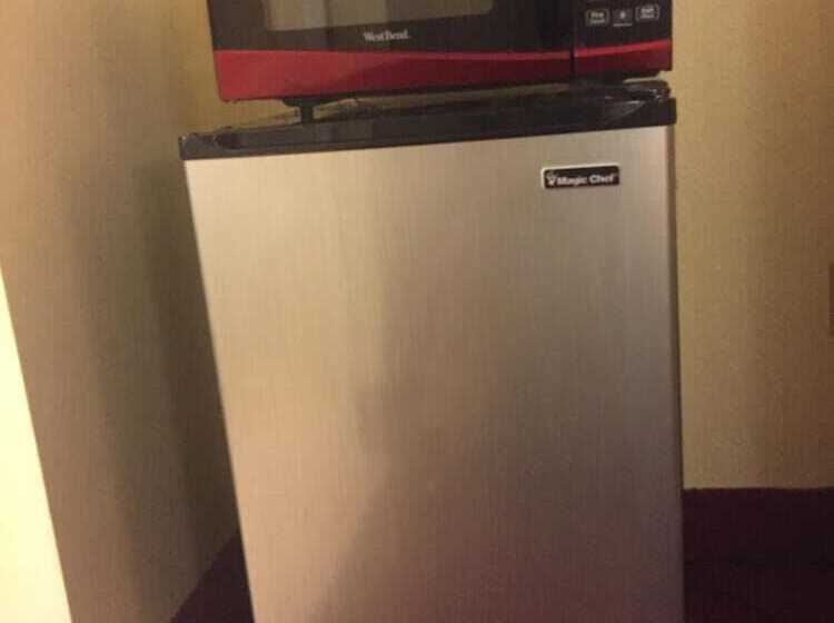 فندق على الطريق Maple Leaf Inn & Suites