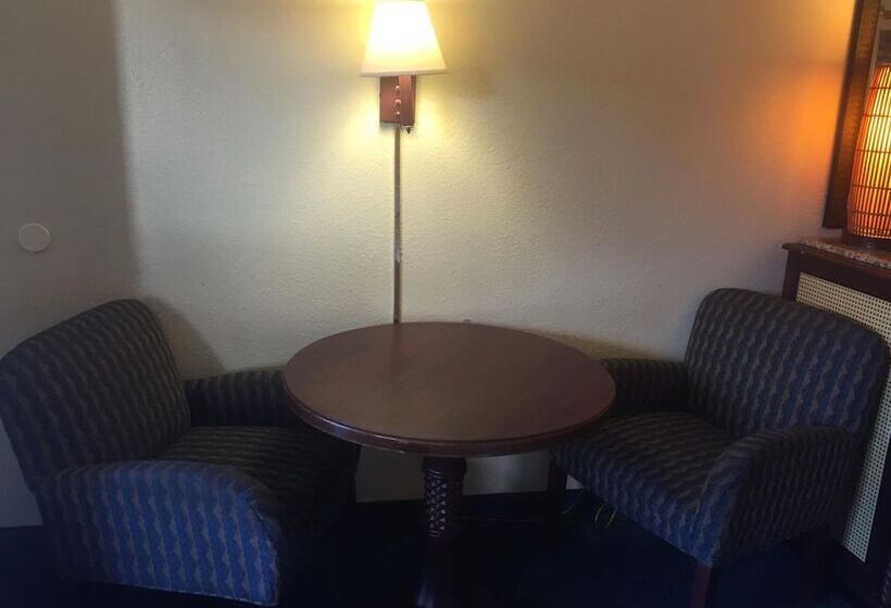 فندق على الطريق Maple Leaf Inn & Suites