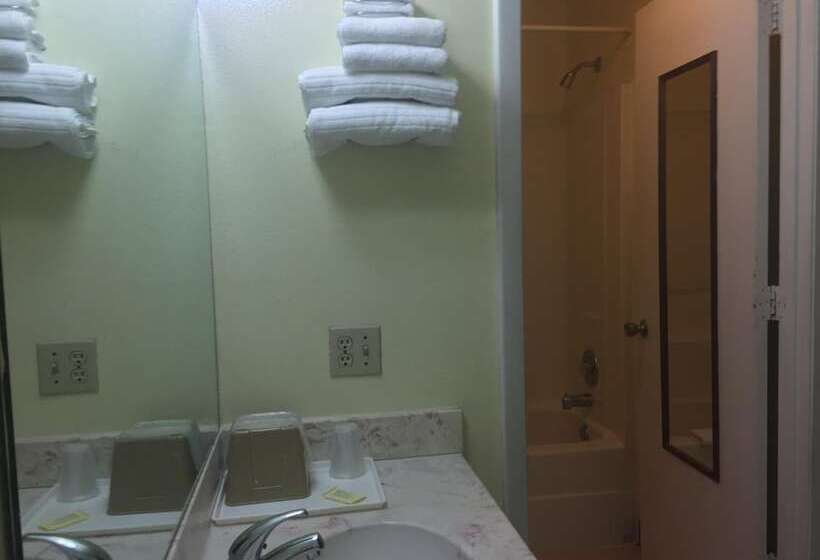 فندق على الطريق Maple Leaf Inn & Suites