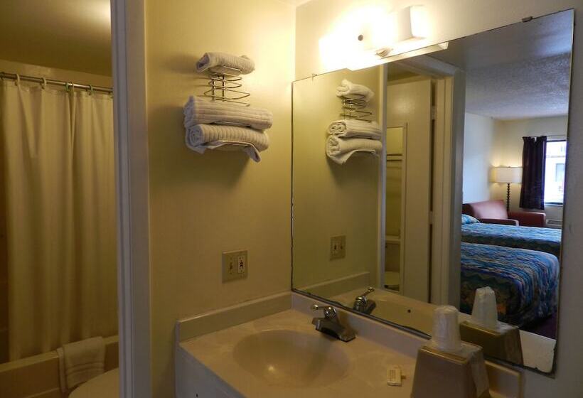 فندق على الطريق Maple Leaf Inn & Suites