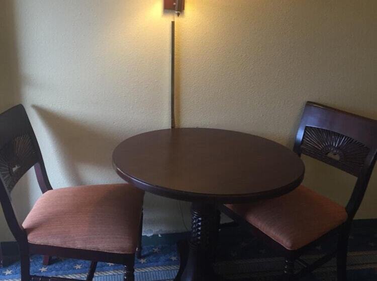 فندق على الطريق Maple Leaf Inn & Suites