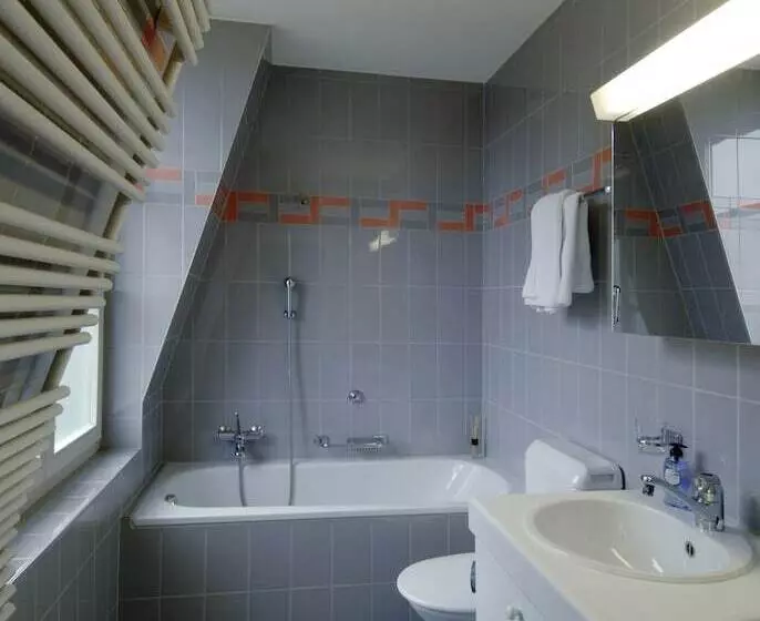 هتل Apartments Justingerweg