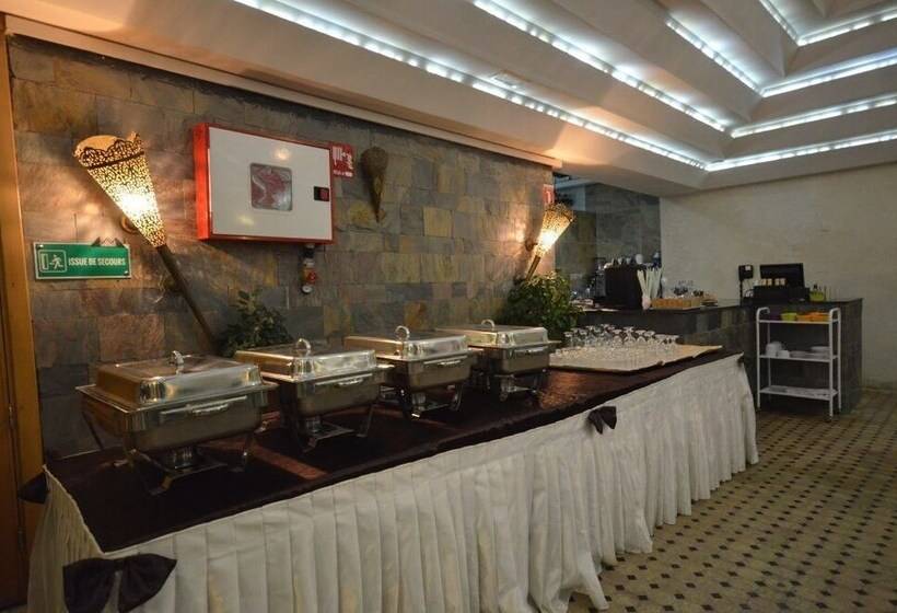 Отель Hôtel Café Restaurant Pyramides