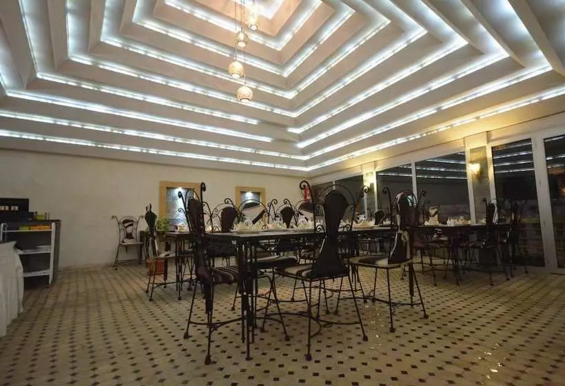 هتل Hôtel Café Restaurant Pyramides