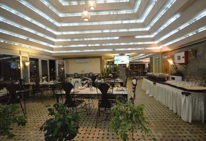 Отель Hôtel Café Restaurant Pyramides