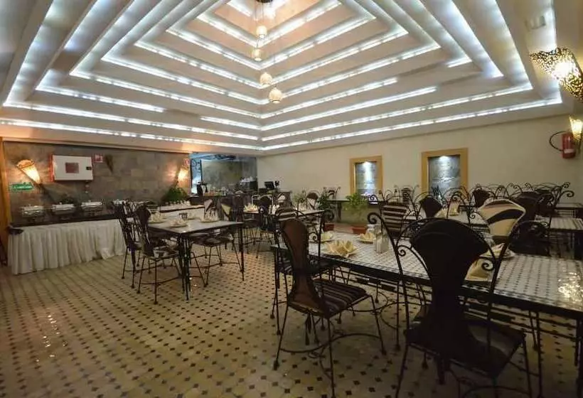 هتل Hôtel Café Restaurant Pyramides