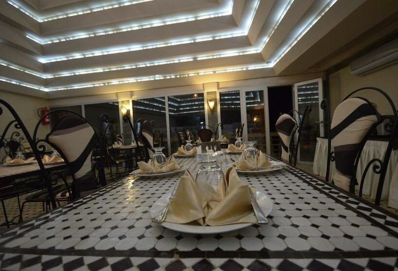 Отель Hôtel Café Restaurant Pyramides