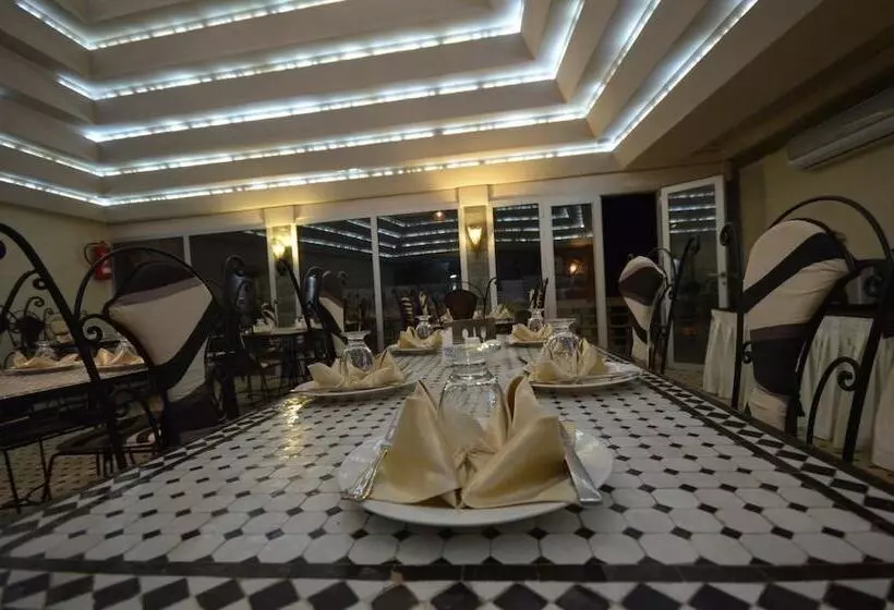 هتل Hôtel Café Restaurant Pyramides