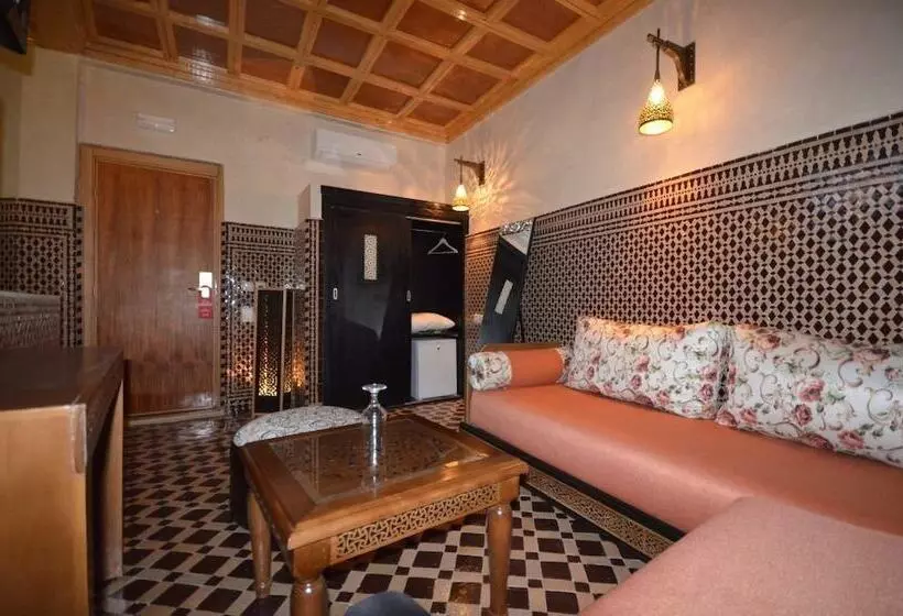 هتل Hôtel Café Restaurant Pyramides