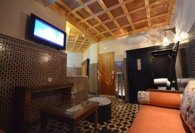 هتل Hôtel Café Restaurant Pyramides