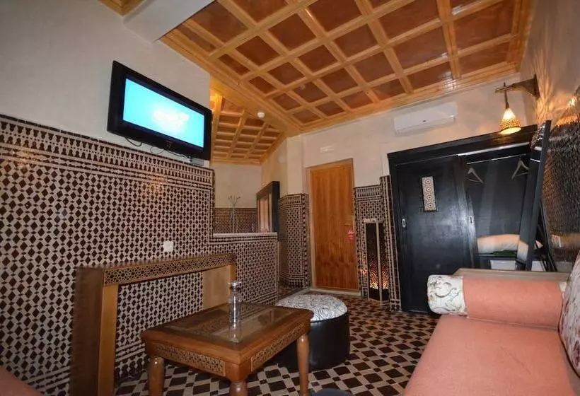 هتل Hôtel Café Restaurant Pyramides