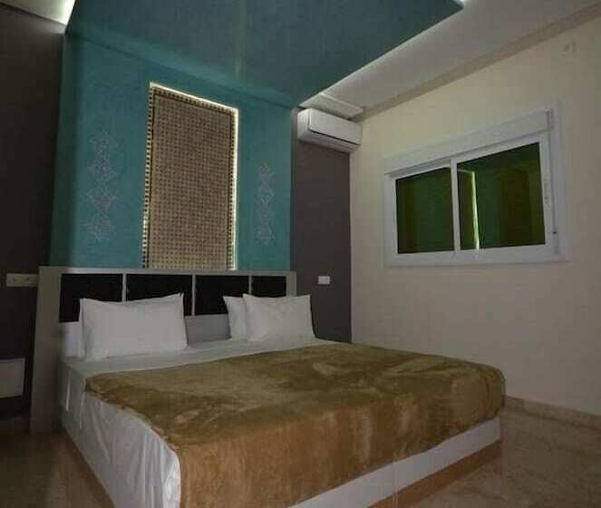 Отель Hôtel Café Restaurant Pyramides