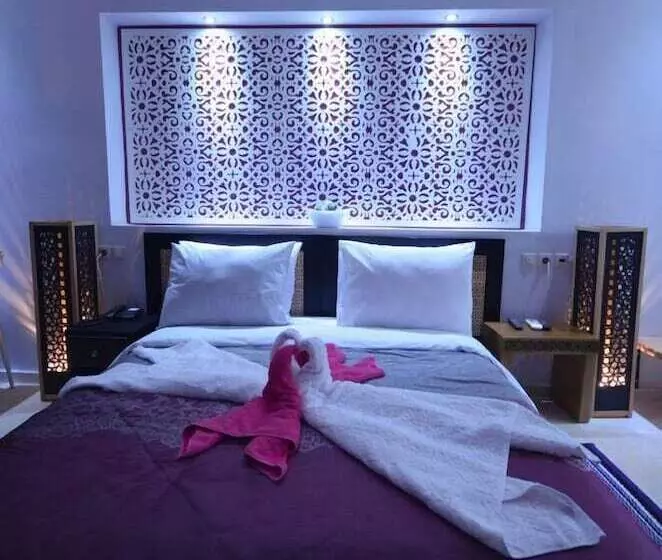هتل Hôtel Café Restaurant Pyramides