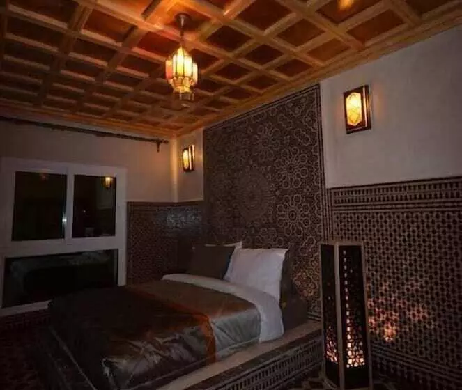 هتل Hôtel Café Restaurant Pyramides