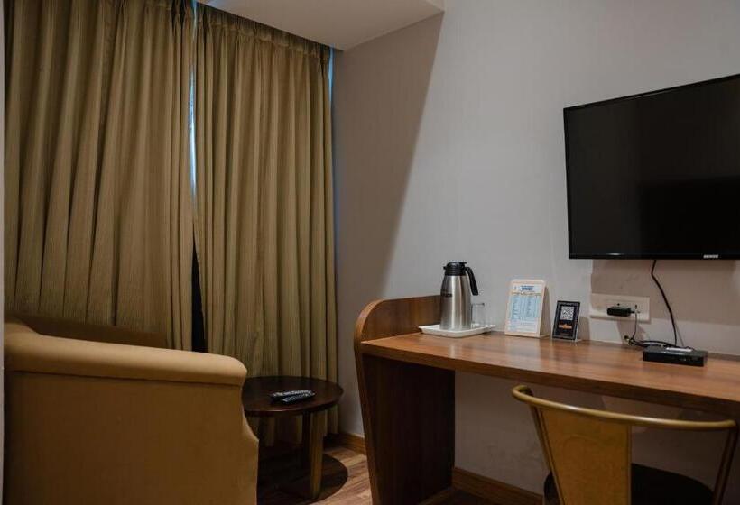 Отель The Shiv Regency