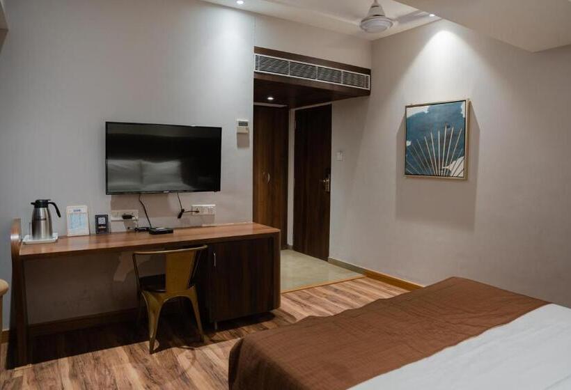 Отель The Shiv Regency