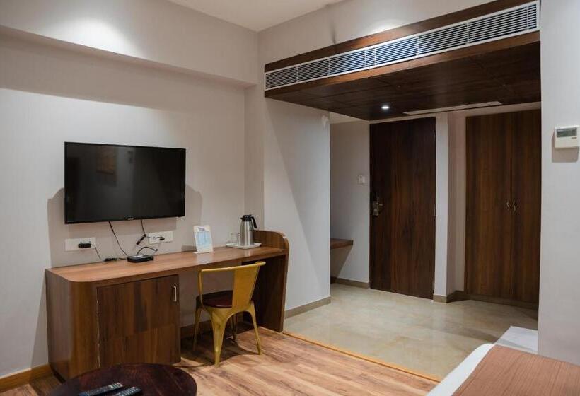 Отель The Shiv Regency