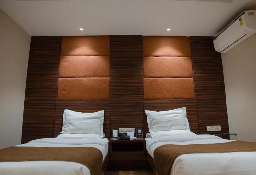 Отель The Shiv Regency